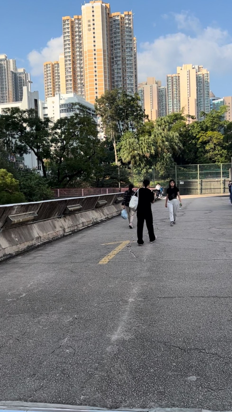 直行，沿紅色欄杆轉左